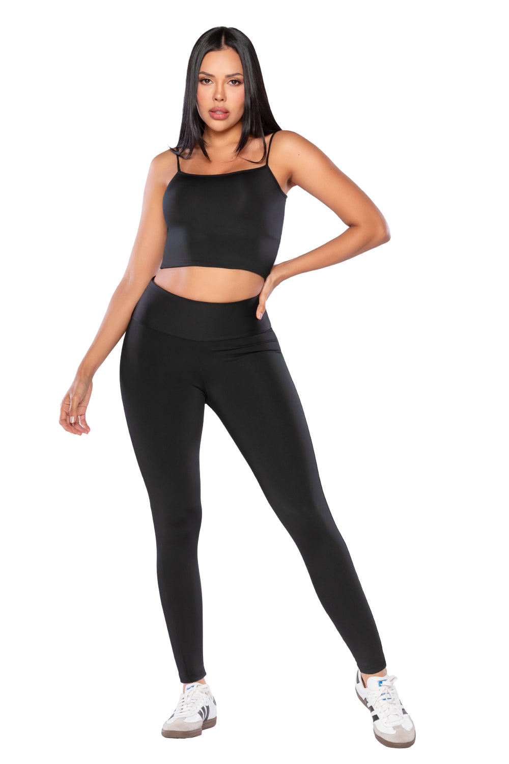 '- Leggings ESSENTIALS SMI0079 tiro alto con lifting extra
- Vista trasera con moldeado natural y faja interna
- Acabado Ultrainvisible en leggings negros ESSENTIALS
