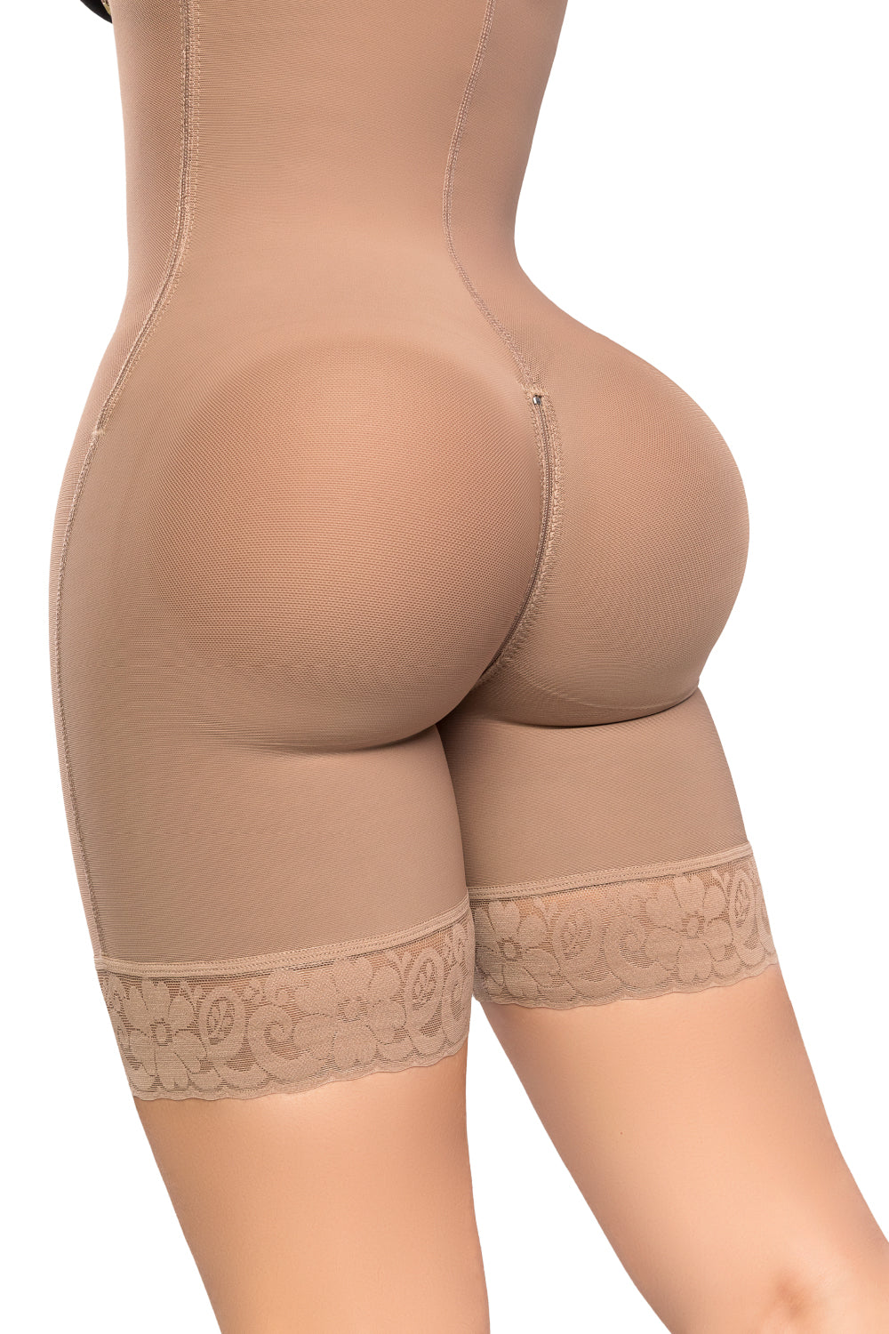 '- Faja SMI7156 ICÓNICA media pierna con efecto lifting y soporte removible
- Detalle de tirantes graduables y triple abrochadura en la faja ICÓNICA
- Vista posterior de compresión progresiva y panty Ultrainvisible incluido