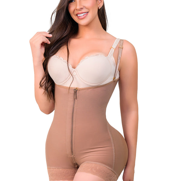 - Faja corta SMI7086 LA PROVOCATIVA con cierre frontal y realce natural
- Vista posterior de faja SMI7086 con encaje siliconado y soporte lateral
- Detalle del sistema de broches y panty Ultrainvisible incluido en SMI7086