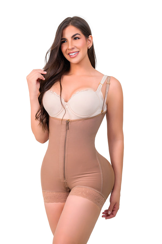 - Faja corta SMI7086 LA PROVOCATIVA con cierre frontal y realce natural
- Vista posterior de faja SMI7086 con encaje siliconado y soporte lateral
- Detalle del sistema de broches y panty Ultrainvisible incluido en SMI7086