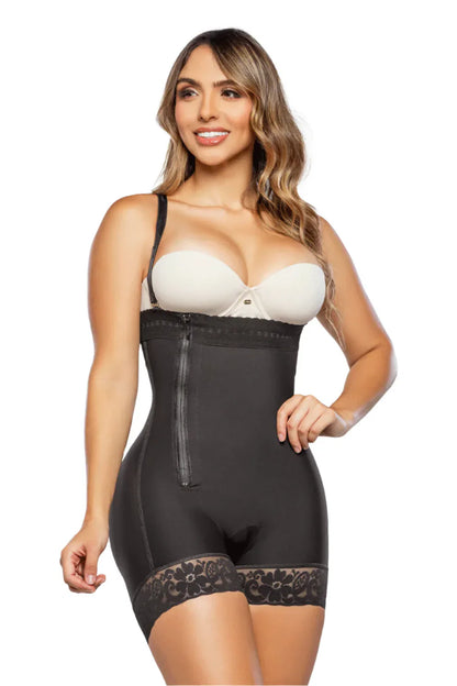 '- Faja corta SMI7136 ENCANTO strapless con cierre lateral
- Vista lateral de compresión abdominal y diseño postparto
- Detalle de estructura invisible con tanga de regalo incluida