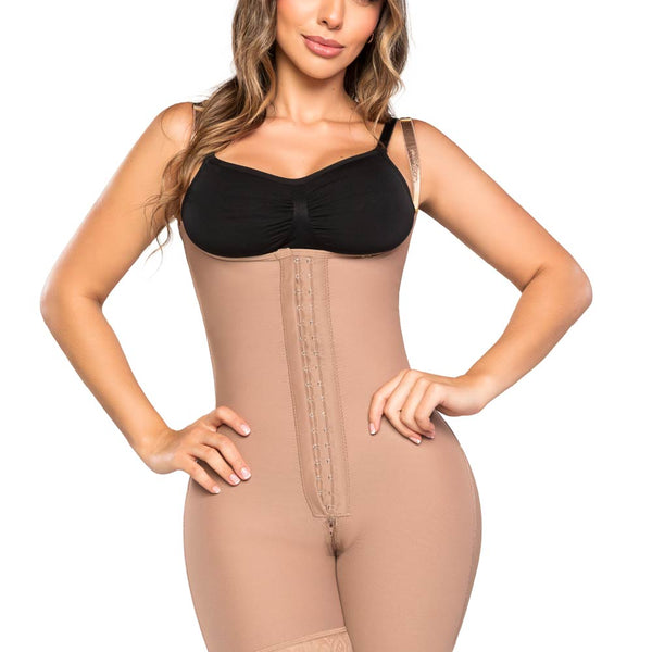 '- Faja SMI7156 ICÓNICA media pierna con efecto lifting y soporte removible
- Detalle de tirantes graduables y triple abrochadura en la faja ICÓNICA
- Vista posterior de compresión progresiva y panty Ultrainvisible incluido