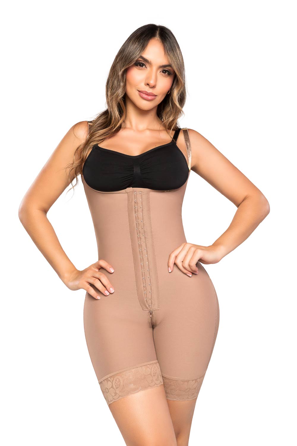 '- Faja SMI7156 ICÓNICA media pierna con efecto lifting y soporte removible
- Detalle de tirantes graduables y triple abrochadura en la faja ICÓNICA
- Vista posterior de compresión progresiva y panty Ultrainvisible incluido